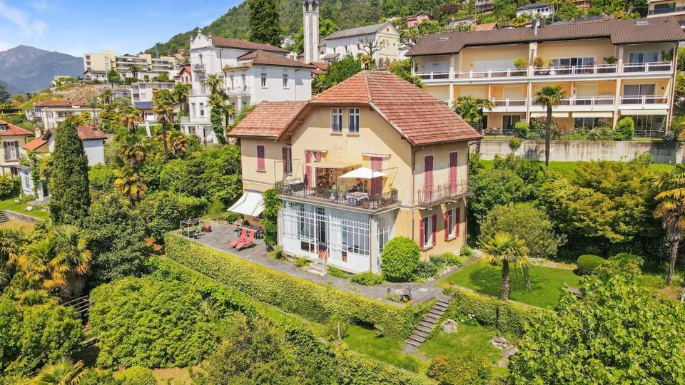 Villa, due case e terreno edificabile di 4'914 m2 con vista lago / ...