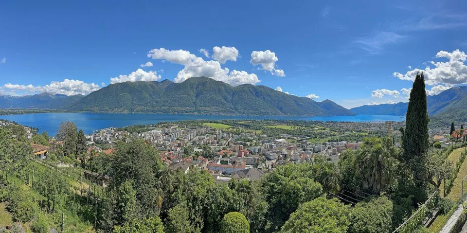 Villa, due case e terreno edificabile di 4'914 m2 con vista lago / ...