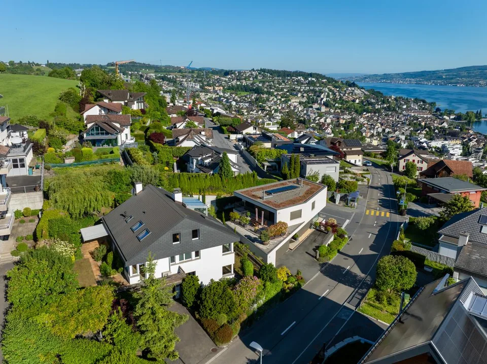 Wollerau: Einfamilienhaus mit Seesicht und Entwicklungspotenzial