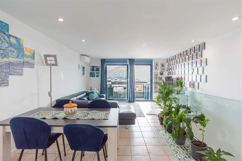 Paradiso: triplex con parziale vista lago e giardino privato