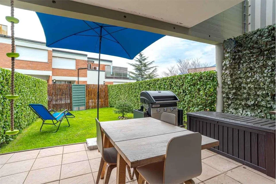 Paradiso: triplex con parziale vista lago e giardino privato