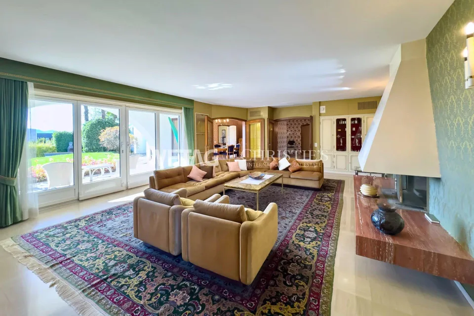 Repräsentative Villa in Lugano-Comano zu verkaufen, mit Aussenpool ...