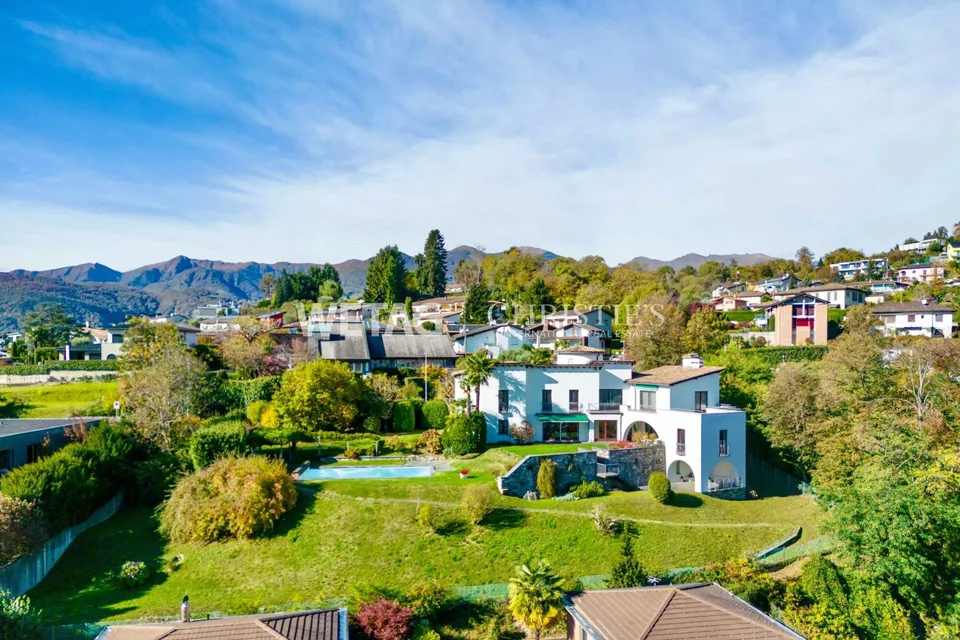 Repräsentative Villa in Lugano-Comano zu verkaufen, mit Aussenpool ...