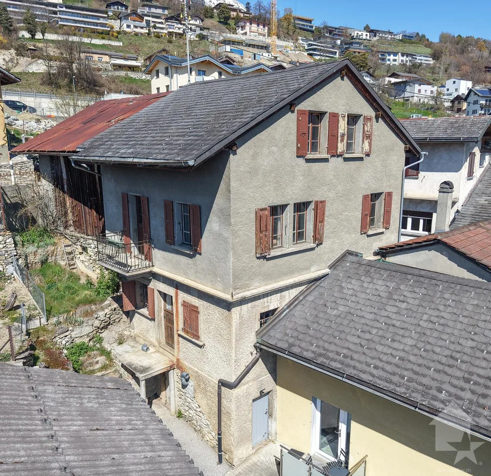 Maison villageoise 4.5 pcs à rénover + grange + garage, calme, vue,...