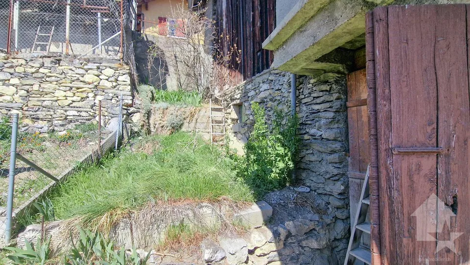 Casa di villaggio 4.5 stanze da ristrutturare + fienile + garage, tranquilla, vista, ecc.