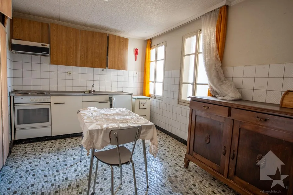 Casa di villaggio 4.5 stanze da ristrutturare + fienile + garage, tranquilla, vista, ecc.