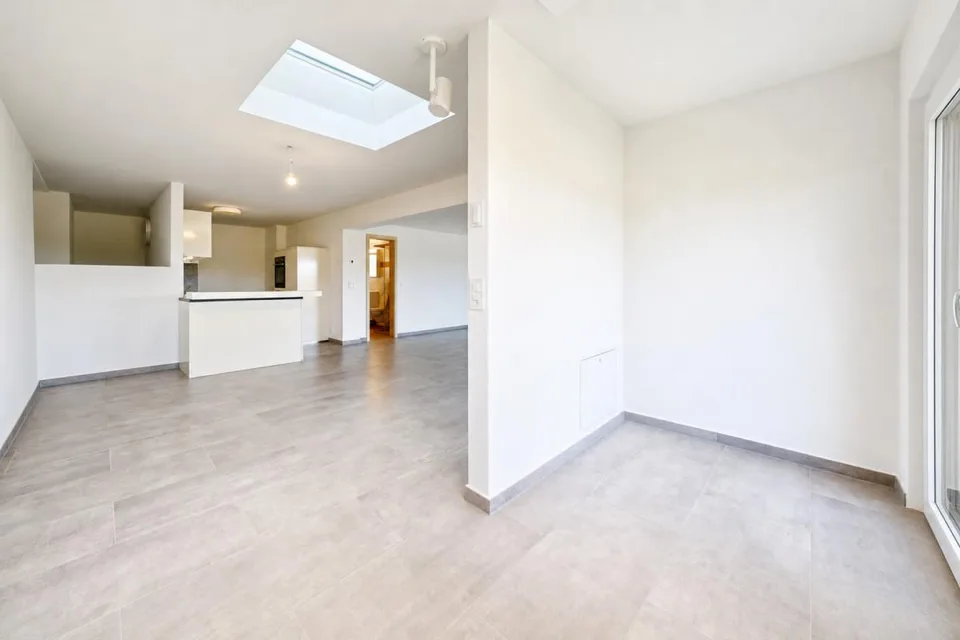 Appartement moderne avec terrasse merveilleuse et carport pour deux véhicules