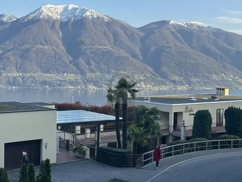 SOLEGGIATO CON VISTA LAGO
