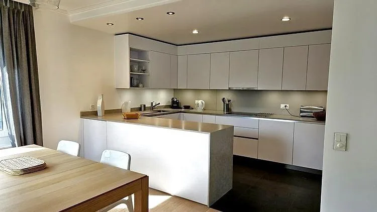 APPARTEMENT 4 PIÈCES À GENÈVE - EAUX-VIVES, MEUBLÉ