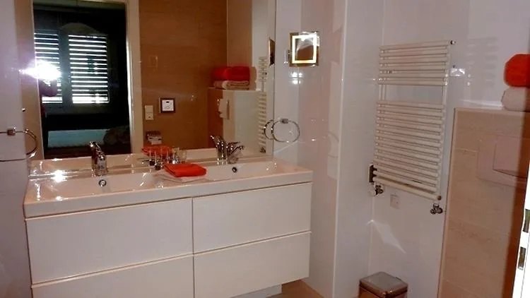 APPARTEMENT 4 PIÈCES À GENÈVE - EAUX-VIVES, MEUBLÉ