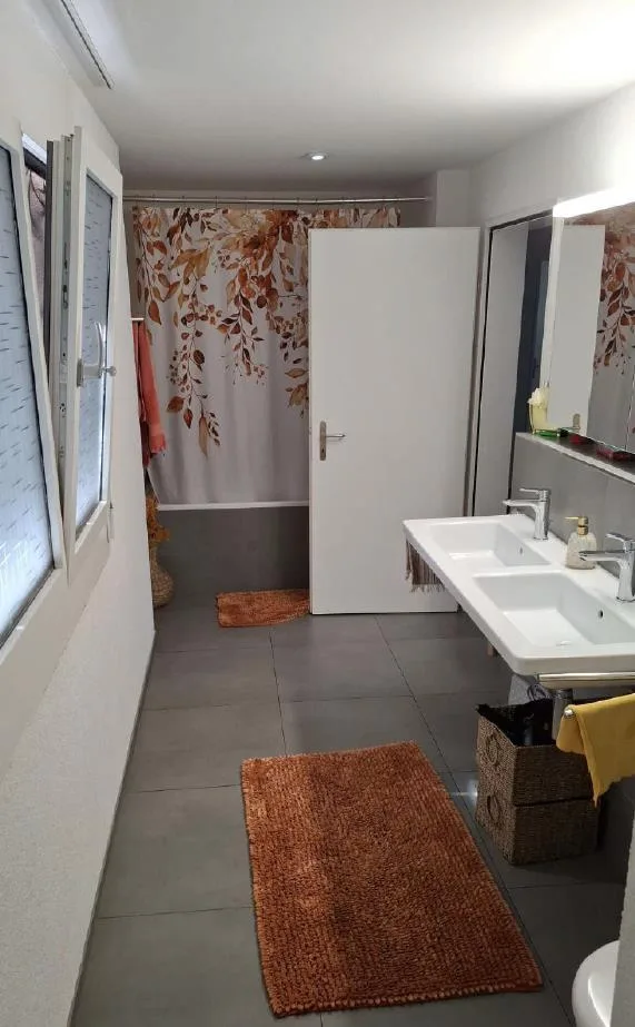 Moderne Wohnung mit Balkon und Bergsicht