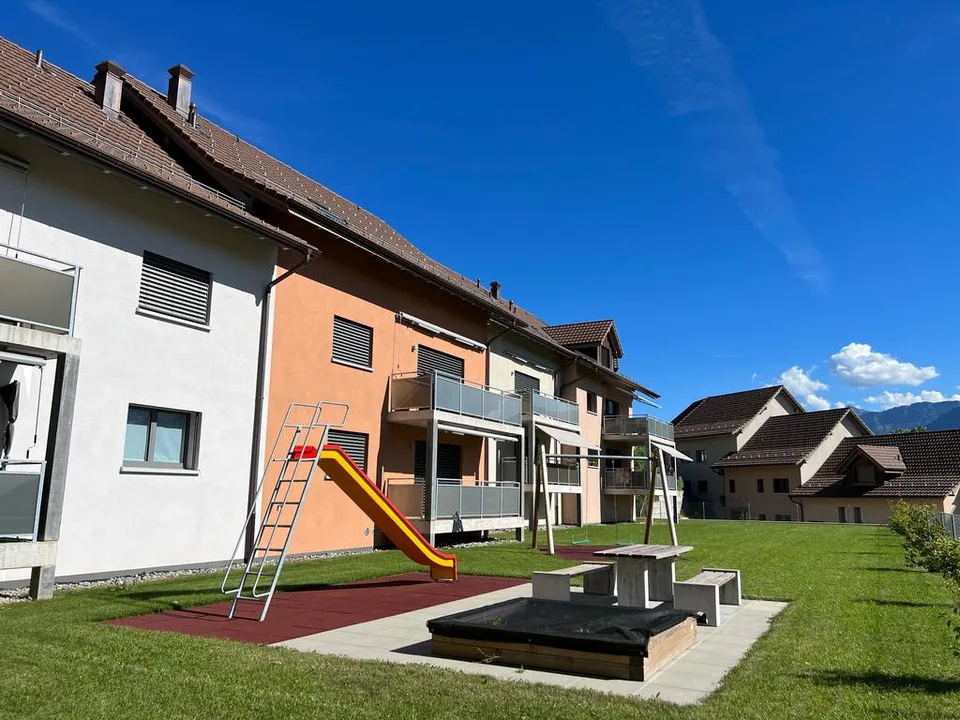 Moderne Wohnung mit Balkon und Bergsicht