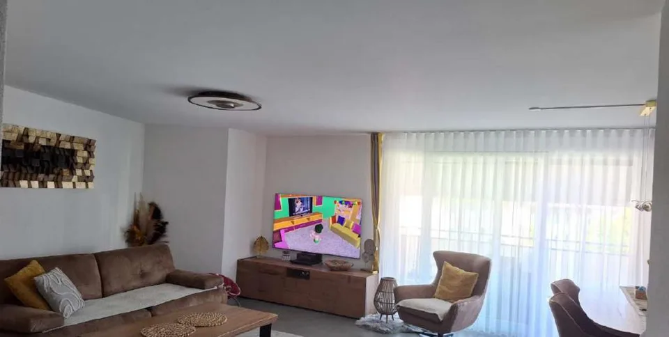 Moderne Wohnung mit Balkon und Bergsicht