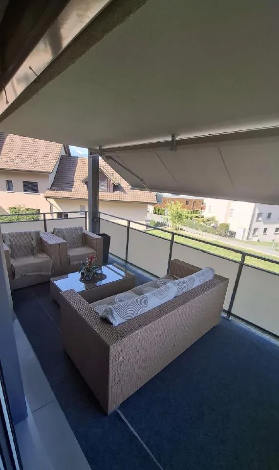 Appartamento moderno con balcone e vista sulla montagna
