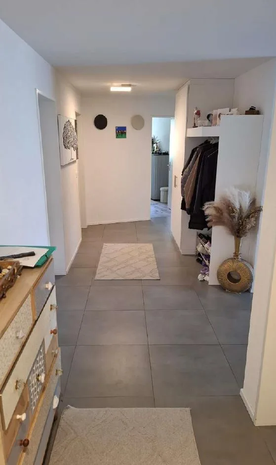 Appartamento moderno con balcone e vista sulla montagna