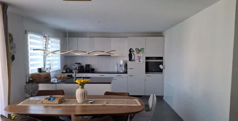 Moderne Wohnung mit Balkon und Bergsicht