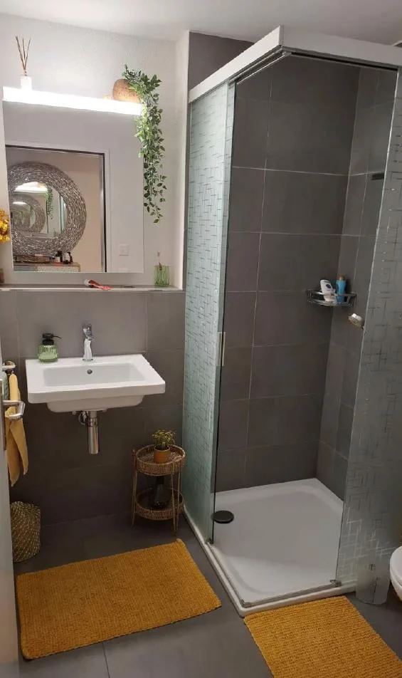 Moderne Wohnung mit Balkon und Bergsicht