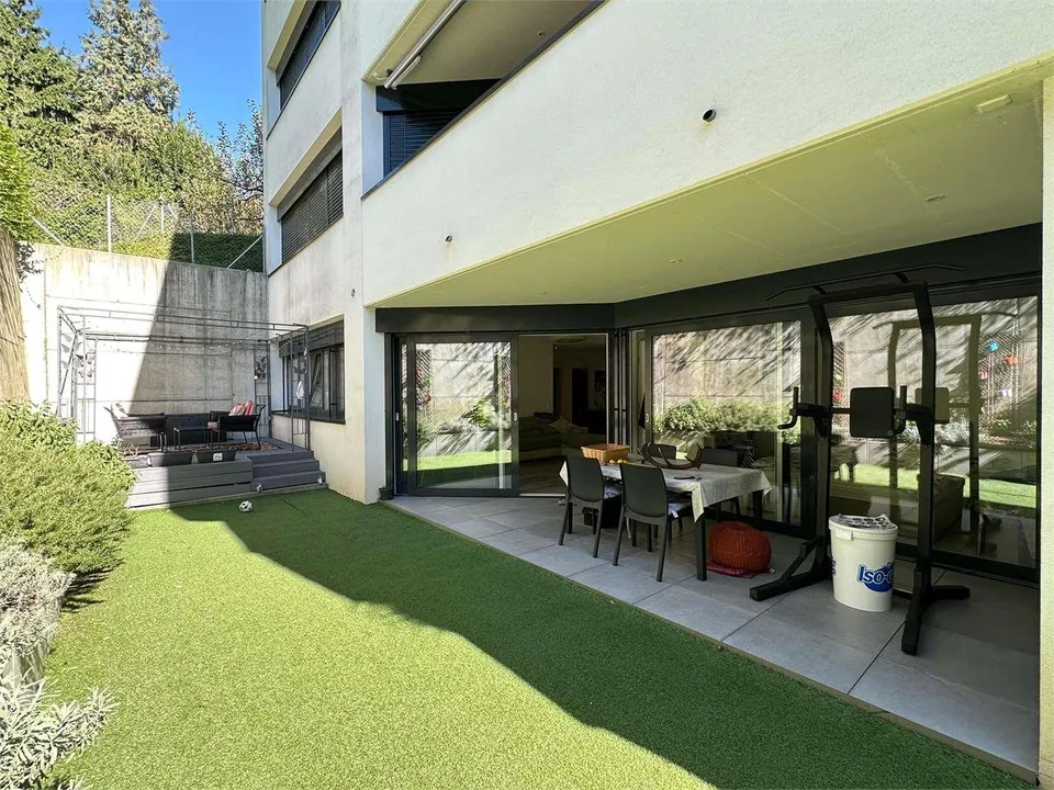 Raffinato appartamento 3.5 locali con giardino privato a Sorengo