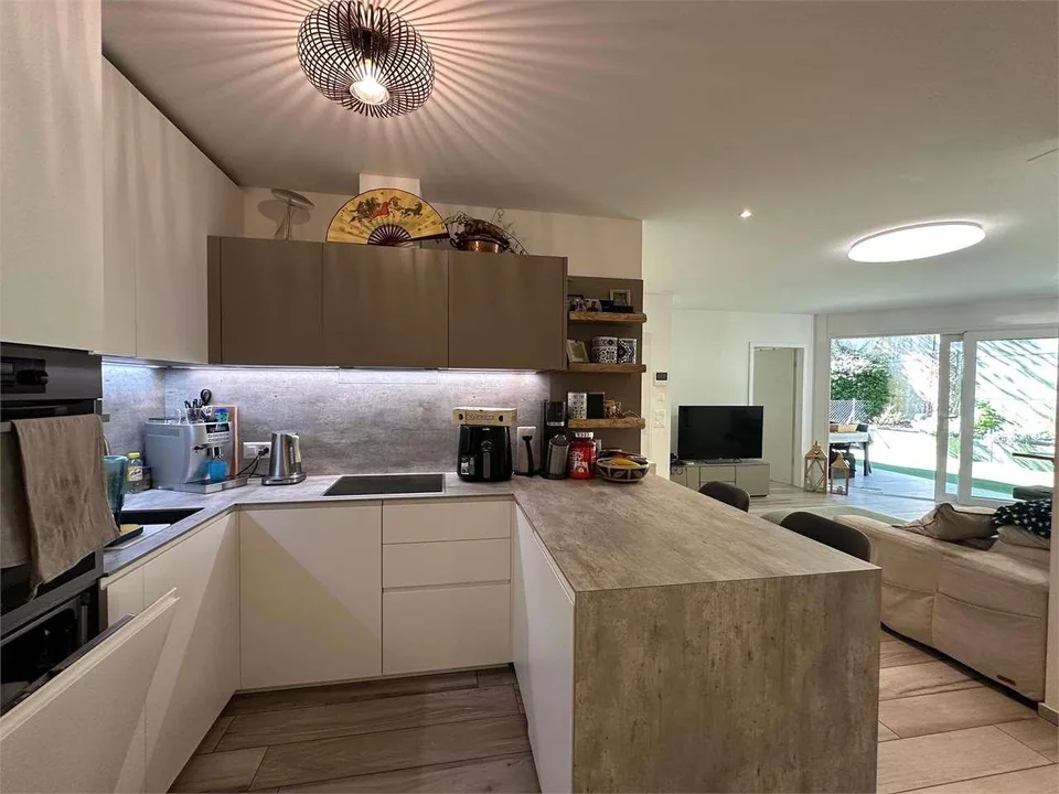 Raffinato appartamento 3.5 locali con giardino privato a Sorengo