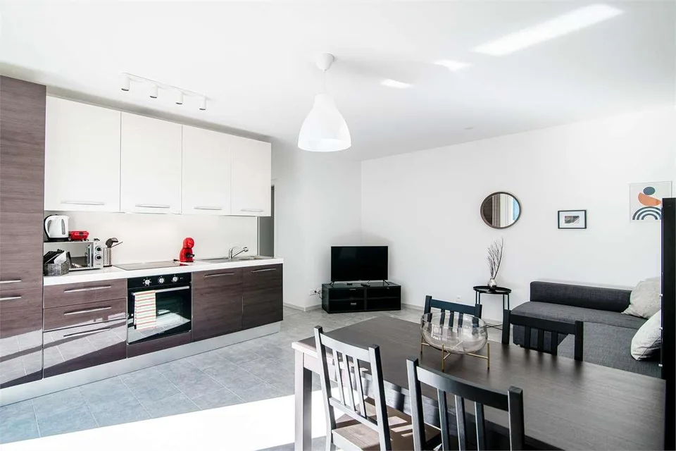 Neue Wohnung mit Garten und herrlicher Aussicht auf die Berge