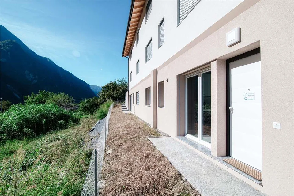 Neue Wohnung mit Garten und herrlicher Aussicht auf die Berge