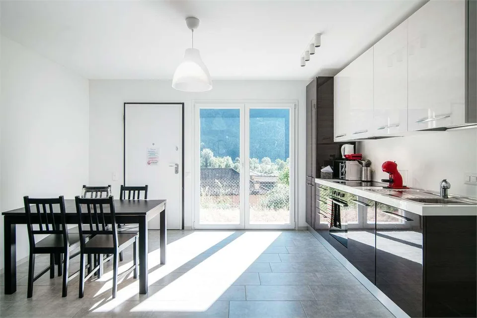 Nuovo appartamento con giardino e splendida vista sulle montagne