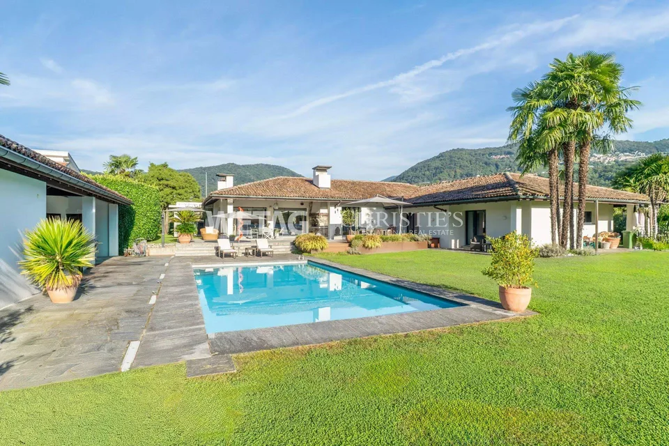 Lugano-Magliaso: Elegante Villa mit Pool, umgeben von Grün, inklusi...