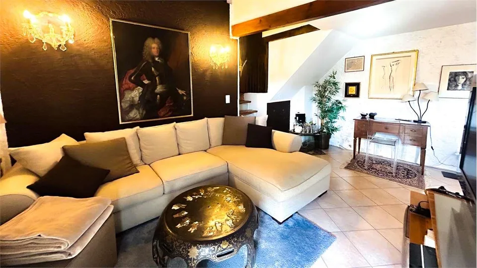 MAISON CARACTÉRISTIQUE AVEC PISCINE ET JARDIN