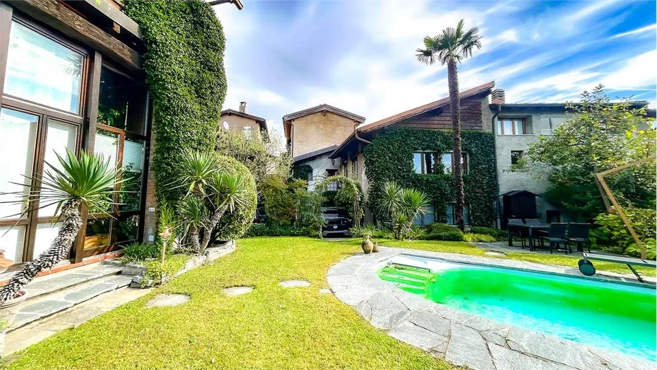 MAISON CARACTÉRISTIQUE AVEC PISCINE ET JARDIN