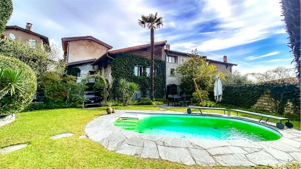 CARATTERISTICA CASA DI NUCLEO CON PISCINA E GIARDINO