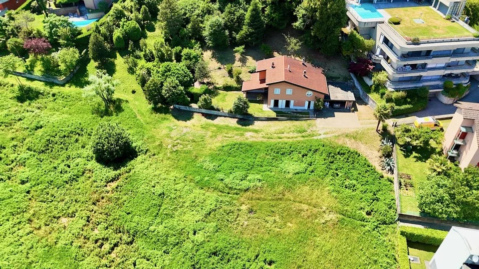 Affascinante Villa con Giardino Immersa nel Verde a Montagnola