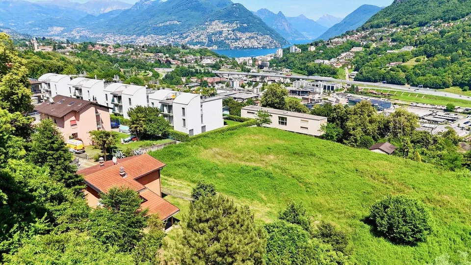 Affascinante Villa con Giardino Immersa nel Verde a Montagnola