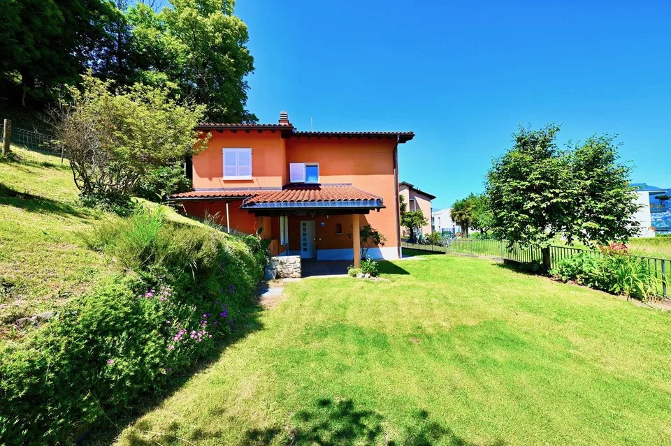 Affascinante Villa con Giardino Immersa nel Verde a Montagnola