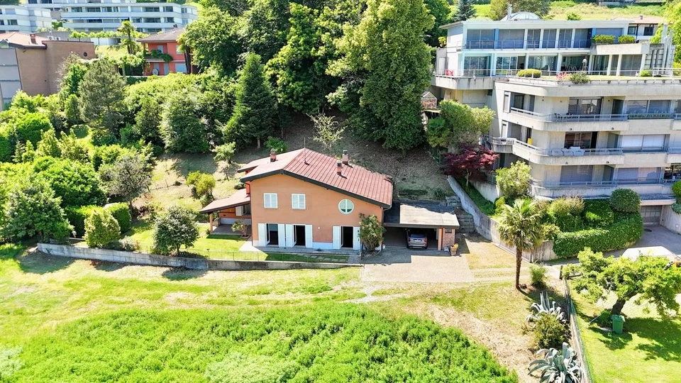 Affascinante Villa con Giardino Immersa nel Verde a Montagnola
