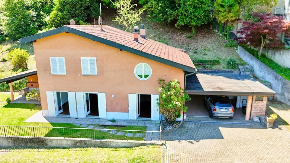 Affascinante Villa con Giardino Immersa nel Verde a Montagnola