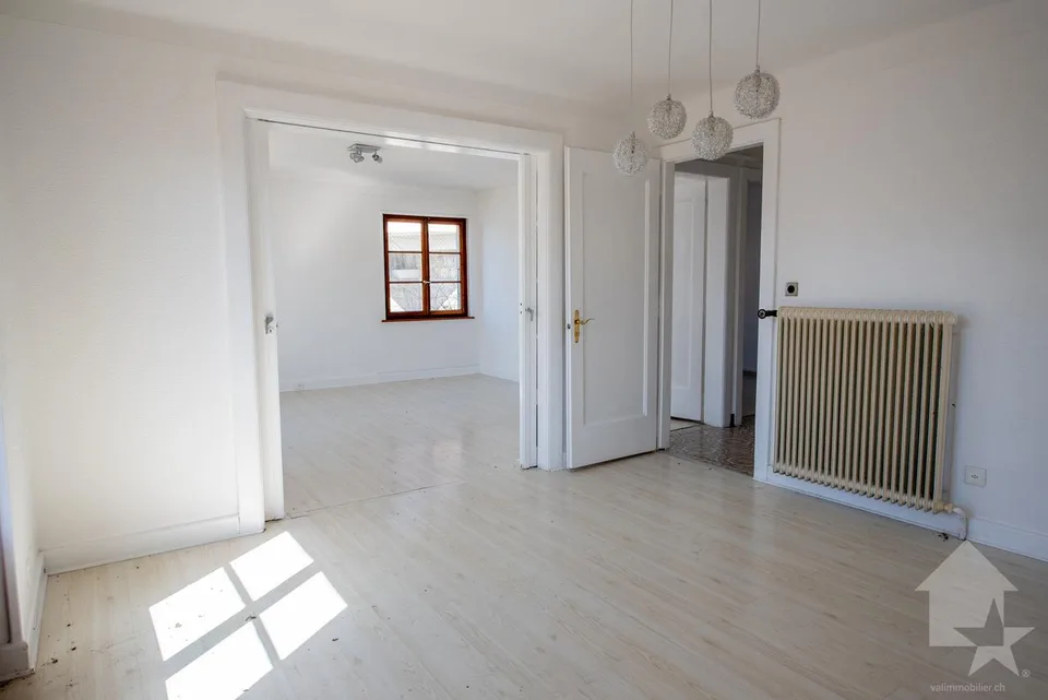 Appartement de 5.5 pièces + grange/garage, splendide vue, calme, ensoleillé