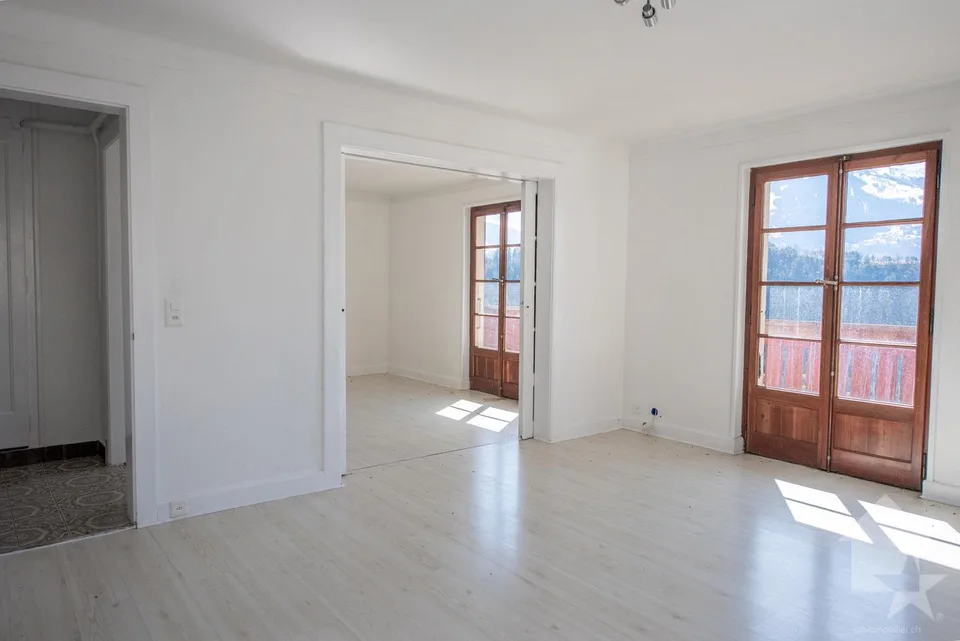 Appartement de 5.5 pièces + grange/garage, splendide vue, calme, ensoleillé