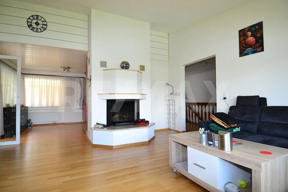 Vista panoramica, comfort abitativo e parcheggio generoso - una casa dove arrivare.