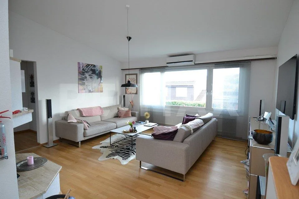 Vista panoramica, comfort abitativo e parcheggio generoso - una casa dove arrivare.