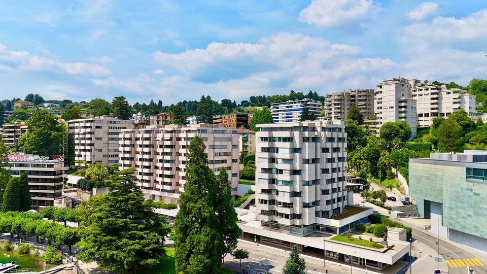 Elegante Appartamento di Lusso con Giardino sul Lungolago di Lugano