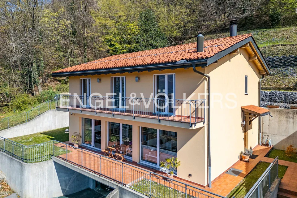 Villa mit freiem Blick in einem Wohngebiet