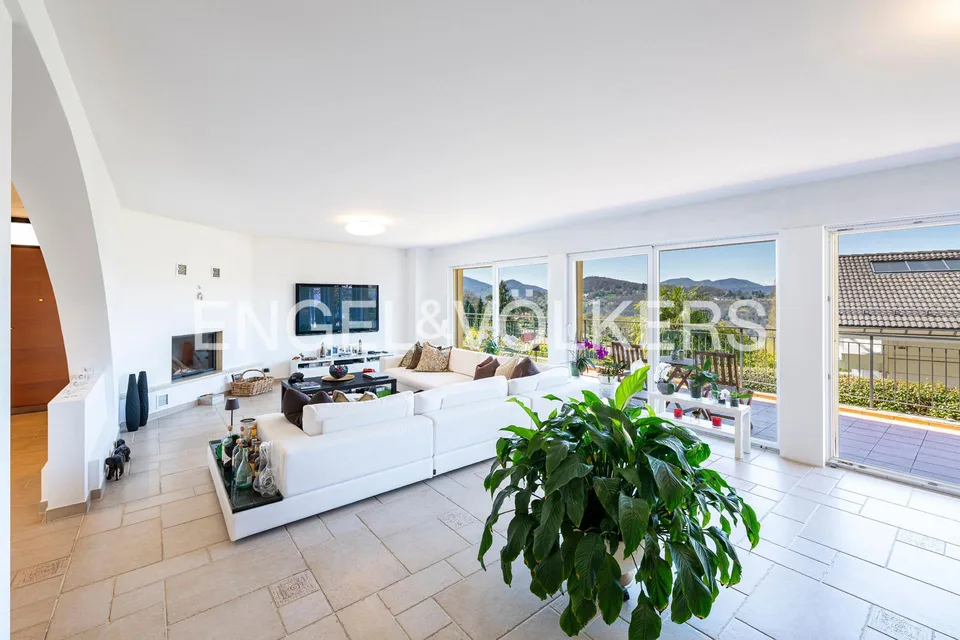 Villa mit freiem Blick in einem Wohngebiet