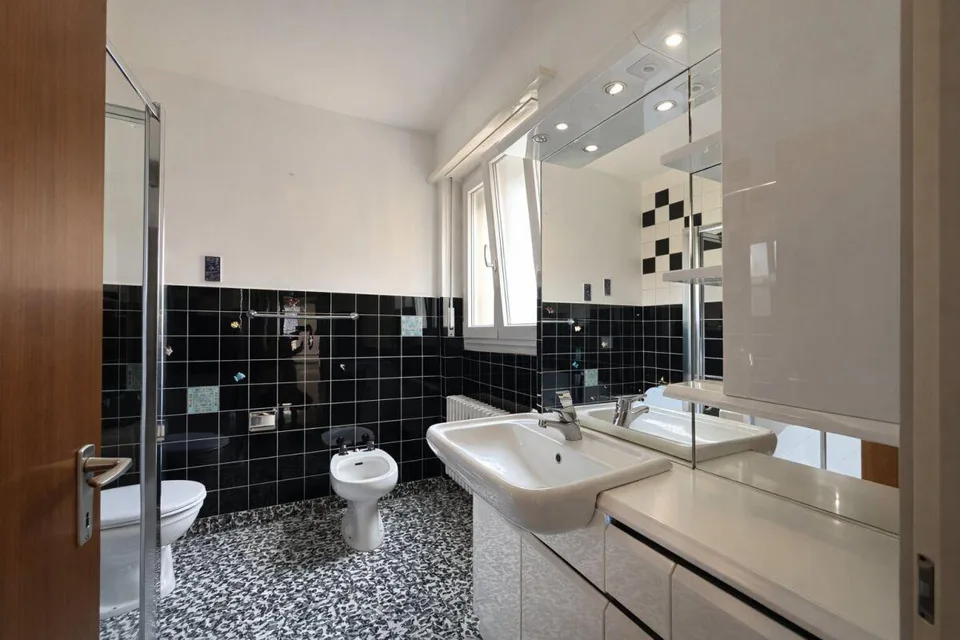 Grand et lumineux appartement de 5.5 pièces, dernier étage, vue ouverte – photo 18 sur 20