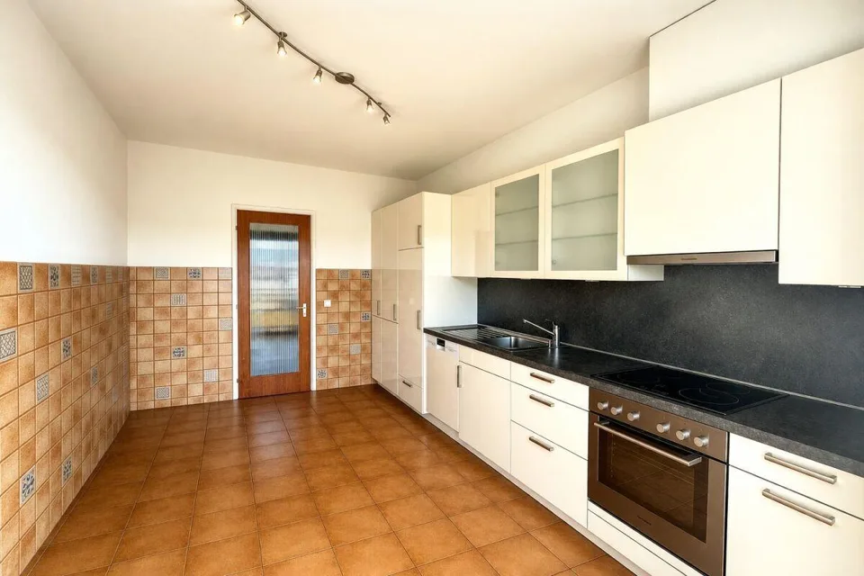 Grand et lumineux appartement de 5.5 pièces, dernier étage, vue ouverte – photo 12 sur 20