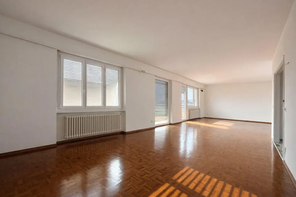Großes und helles 5.5-Zimmer-Apartment im letzten Stock, offene Aussicht