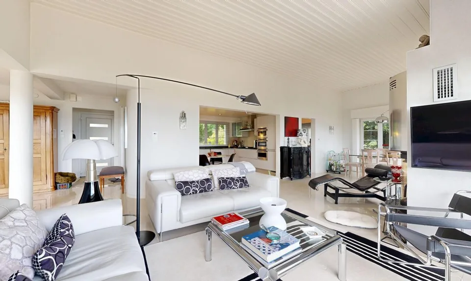 Exceptional contemporary villa with pool and view of Lake Neuchâtel