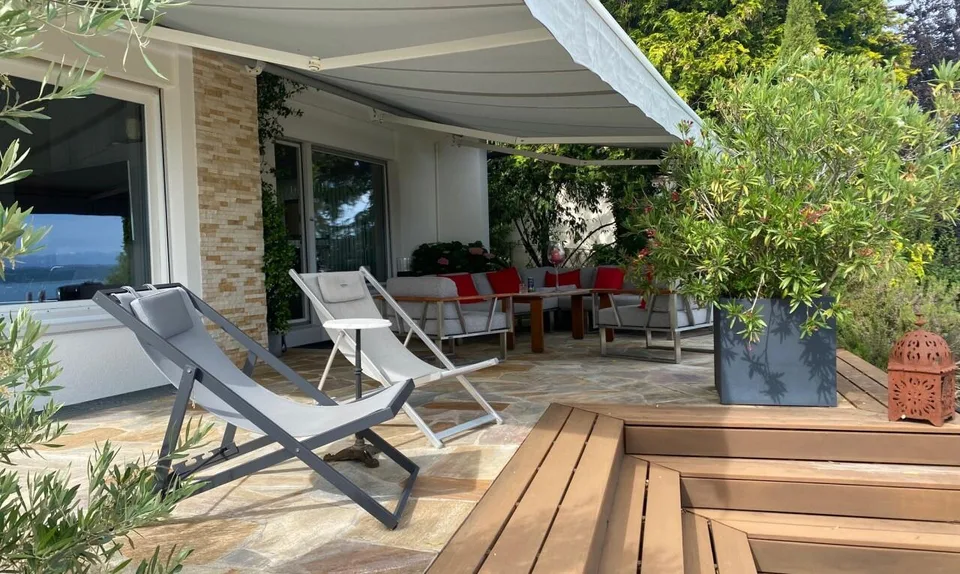 Villa contemporaine d'exception avec piscine et vue lac Neuchâtel