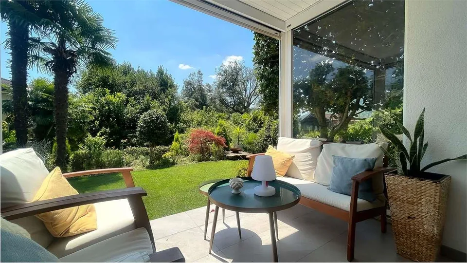 ELEGANTE CASA CON GIARDINO E VISTA SUL VERDE