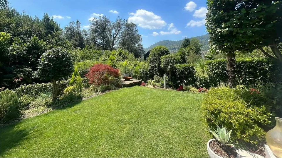 Maison élégante avec jardin et vue sur le vert