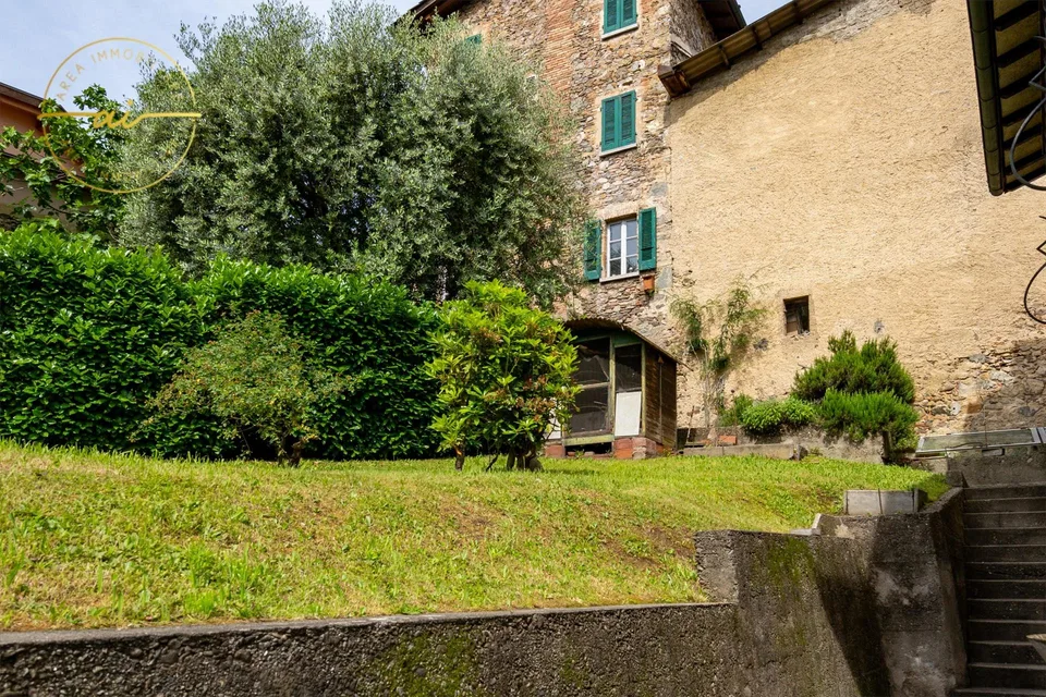CASA UNIFAMILIARE CON LOCALE COMMERCIALE ANNESSO